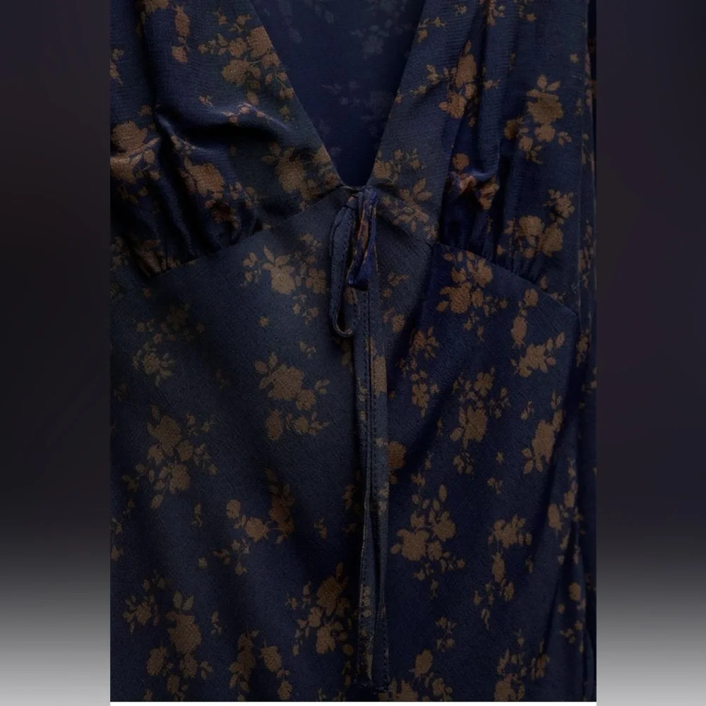 NWT. Zara Blue 100% Viscose Floral Print Midi Dress. Size M. - Picture 5 of 9